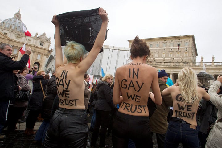 En la espalda, las mujeres se habían pintado consignas como "Confiamos en los gays" y "Cállense"