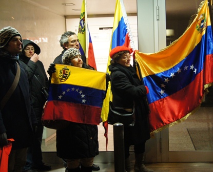 En las puertas del Consulado