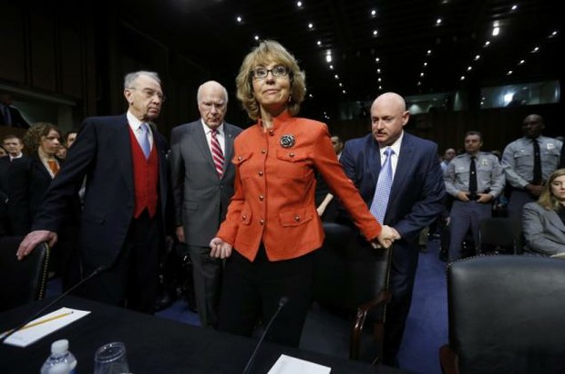 Gabrielle Giffords abrió audiencia del Comité Judicial sobre la violencia armada - la primera desde que Obama se comprometió a frenar la delincuencia armada después del tiroteo en la escuela Hook -.