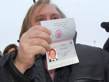 Gerard Depardieu con su pasaporte ruso