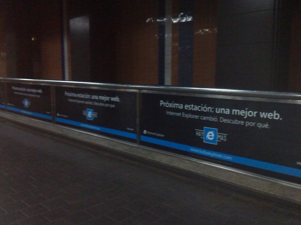 Publicidad de Internet Explorer (software privativo) en la Estación Altamira del Metro de Caracas
