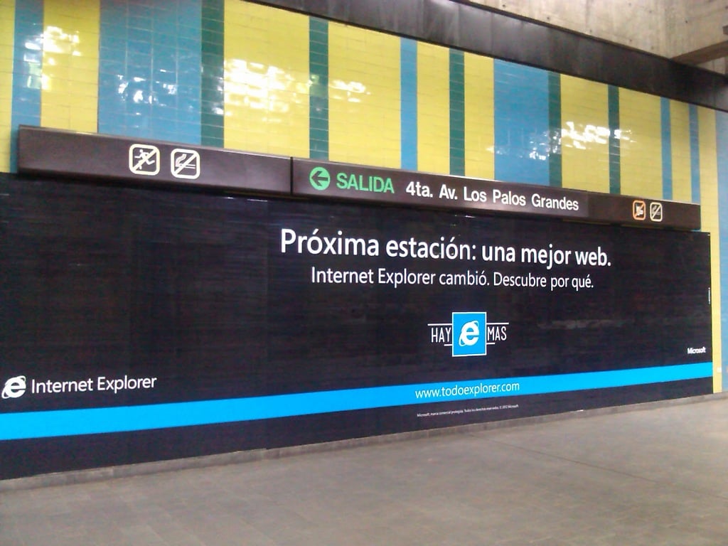 Publicidad de Internet Explorer (software privativo) en la Estación Miranda del Metro de Caracas