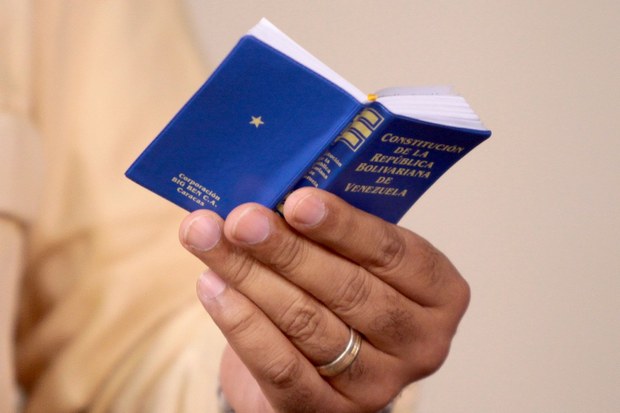 El Vicepresidente Nicolás Maduro con un ejemplar de la CRBV