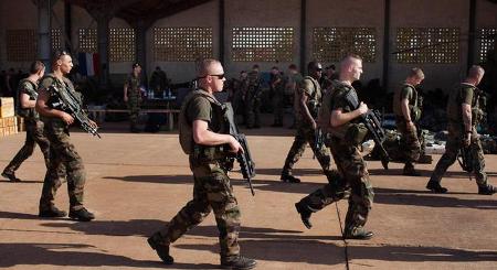 Francia tiene previsto triplicar el número de sus efectivos militares en su lucha contra los rebeldes malienses en el norte del país africano