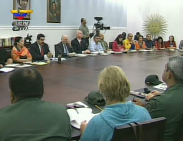 Nicolás Maduro, desde Miraflores, acompañado por el gabinete ministerial en pleno y los representantes del Alto Mando Militar