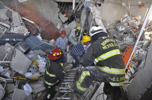Aspecto de los daños causados tras la explosión e incendio en el edificio B2 de la Torre de Pemex