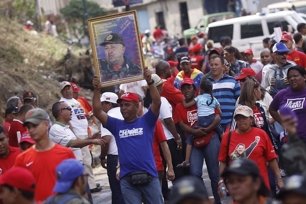 Y bajaron, con el Comandante Chávez por delante.