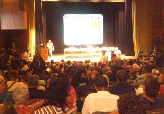 Acto de Red de Intelectuales y Artistas en Defensa de la Humanidad en solidaridad con el presidente Chávez, el auditorio del CELARG