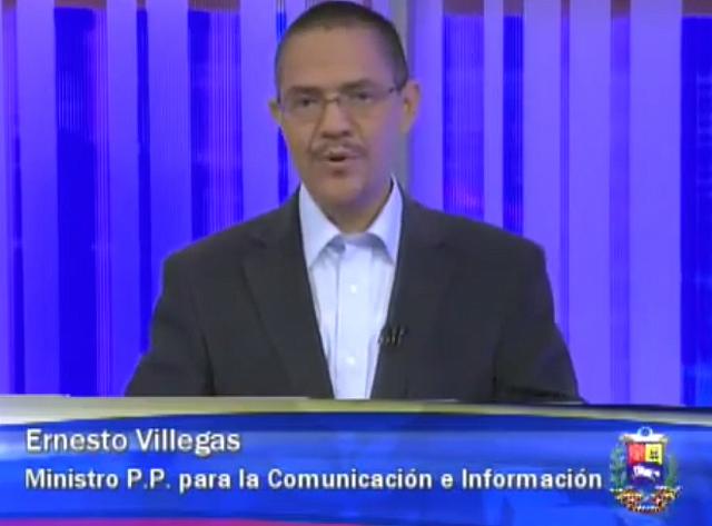 El Presidente Chávez se mantiene al tanto de las informaciones de interés mientras se recupera de su operación, informó el Ministro de Comunicación e Información Ernesto Villegas.