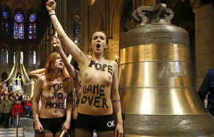 El grupo Femen ha celebrado en París la renuncia del Papa.