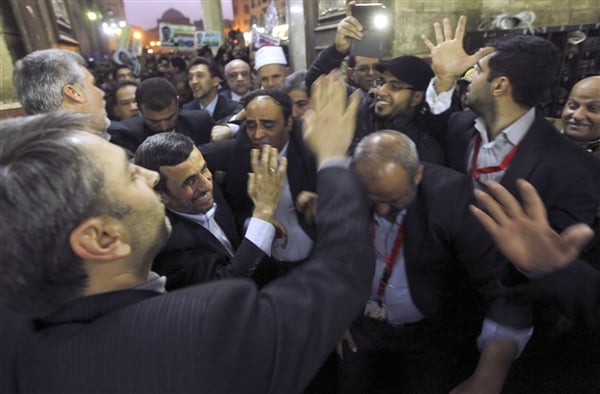 Ahmadinejad se reúne con la gente durante su visita a la mezquita Al-Hussein, en El Cairo