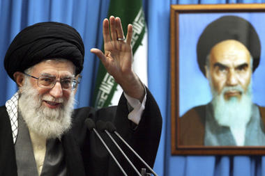 El ayatolá Ali Jamenei junto a una foto del  Ayatolá Khomeini