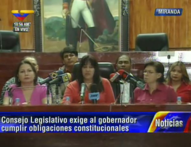 Aurora Morales, presidenta del Consejo Legislativo, junto a varios concejales
