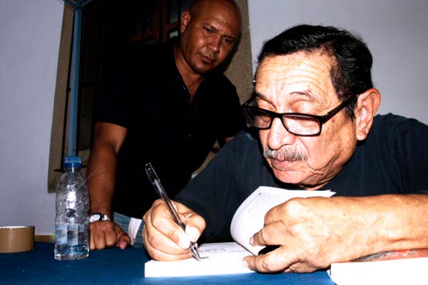 Manuel Sulbarán firmó su libro a los asistentes al bautizo