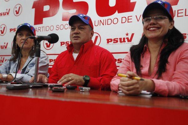Diosdado Cabello junto a Blanca Eeckout y Jacqueline Farías