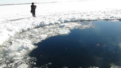 Un agujero en un lago congelado dejó el meteorito