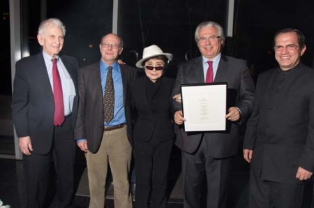 Daniel Ellsberg, Michael Ratner, Yoko Ono Lennon, Baltasar Garzón y  el canciller ecuatoriano Ricardo Patiño