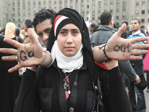 Egipcios quieren que el presidente Mursi forme una comisión para enmendar la Constitución que recién adoptó el país.