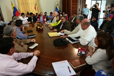 El mandatario boliviano sostuvo un encuentro en la capital venezolana con los gobernadores del PSUV.