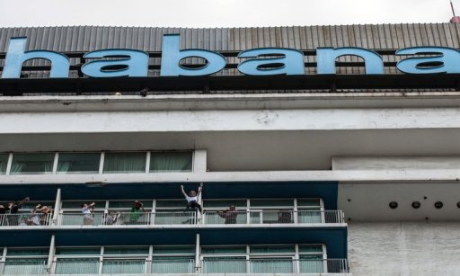 Alain Robert, el "hombre Araña" francés, celebra al terminar de escalar el hotel Habana Libre