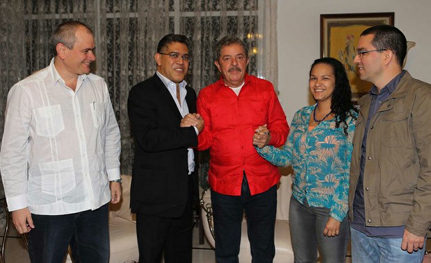 Médico (de blanco), canciller Elías Jaua, Lula, Rosa Virginia (hija de Chávez) y su esposo, el ministro Jorge Arreaza.