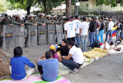 Estudiantes frente a la embaja de Cuba en Caracas: "ni siquiera saben porque protestan"