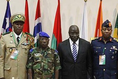 El jefe del Estado Mayor del Ejército de Guinea, Kelefa Diallo (primero a la izquierda) estaba en el avión que se estrelló en Liberia