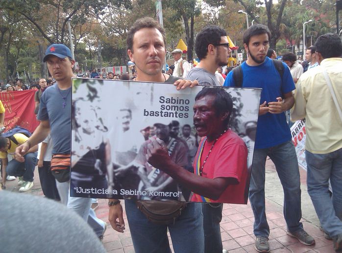 Manifestantes portaban carteles con imagen del cacique y luchador social asesinado, Sabino Romero