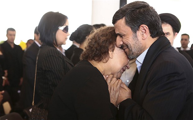 Ahmadinejad expresa sus condolencias a la madre del presidente Chávez