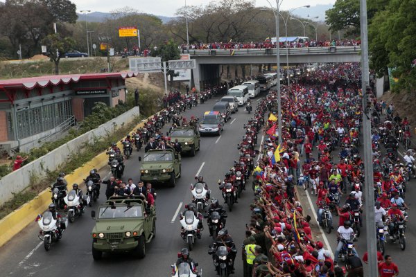El pueblo acompañó a Chavez en la autopista