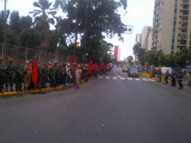 Colectivos sociales y milicias juntos esperando al Comandante Chávez