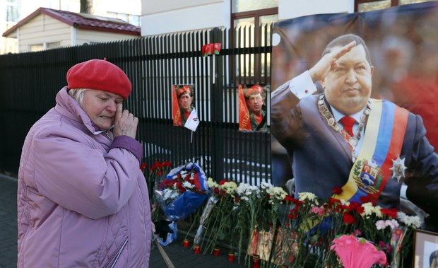 En la Embajada de Venezuela en Bielorrusia hombres y mujeres llevaron flores para honrar la memoria del Comandante Hugo Chávez.