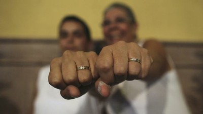 Boda homosexual celebrada en Oaxaca enciende debate sobre matrimonio gay en México.