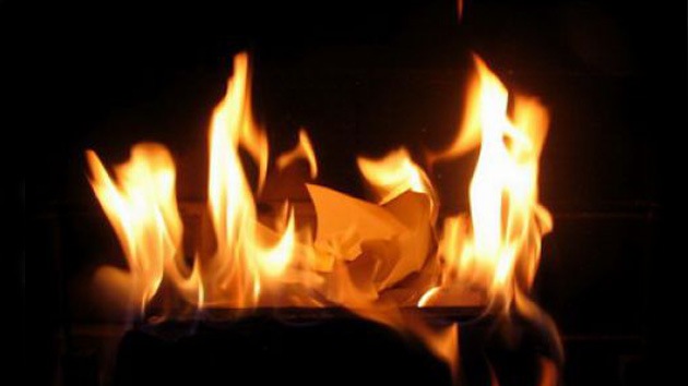 Un cura italiano quema en plena eucaristía una foto de 