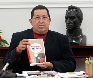 El presidente Chávez con un ejemplar del libro Cuentos del Arañero