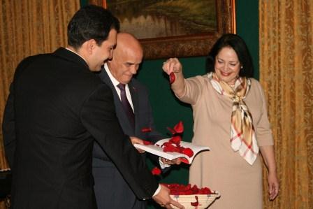 Embajador Hugo José García Hernández y la profesora Alla Zenkovich fueron los encargados de llevar a cabo el bautizo del libro “Chávez Nuestro”