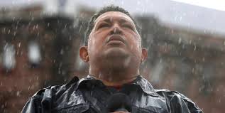 Hugo Chavez bajo la lluvia