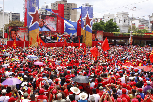 Concentración en apoyo a Maduro en la Plaza Diego Ibarra