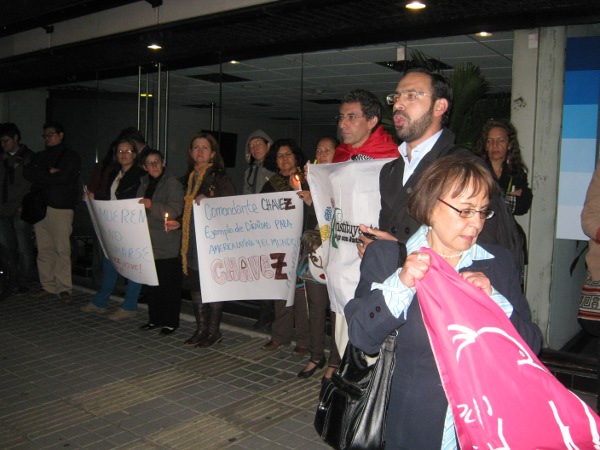 Colombianos frente a la embajada de Venezuela en Bogotá