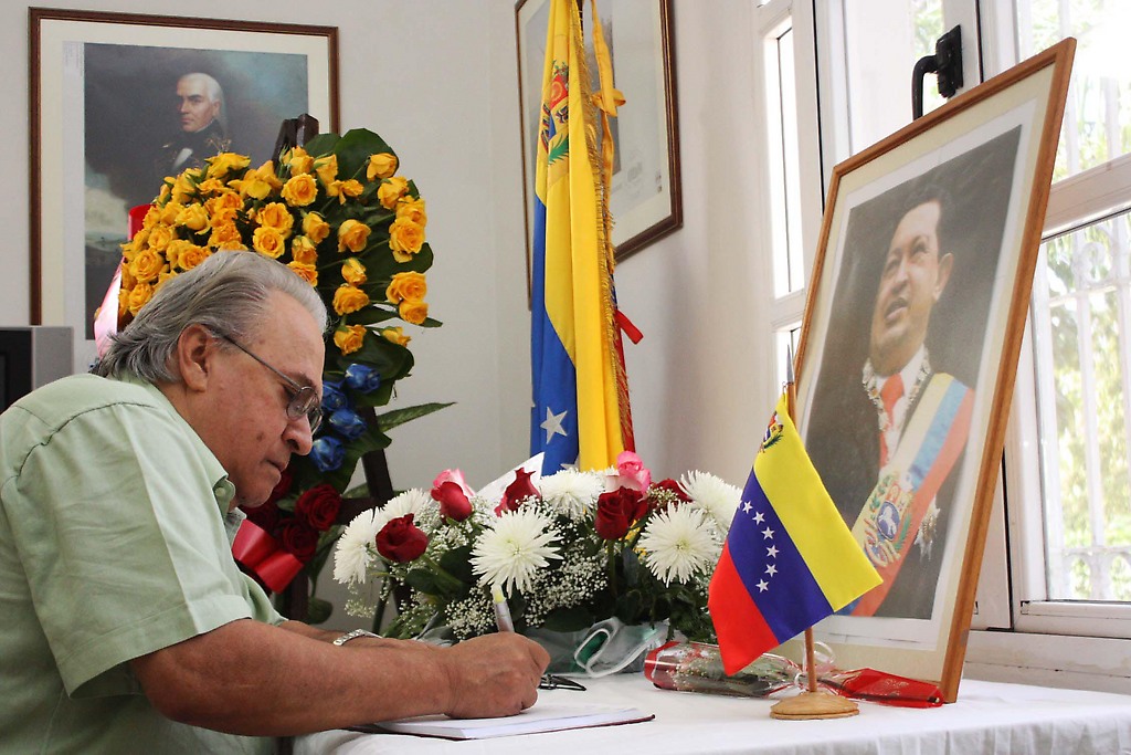 Intelectuales y artistas cubanos expresan su amor a Chávez