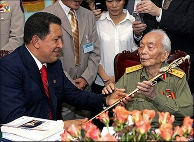 El presidente Chávez y el General Vo Nguyen Giap