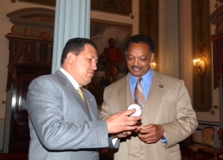 El reverendo Jesse Jackson con el presidente Chávez en 2005