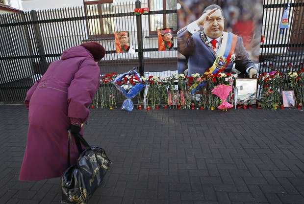 En la Embajada de Venezuela en Bielorrusia hombres y mujeres llevaron flores para honrar la memoria del Comandante Hugo Chávez