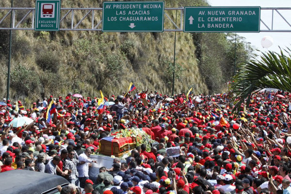 Cortejo funebre llega a la Avenida Nueva Granada