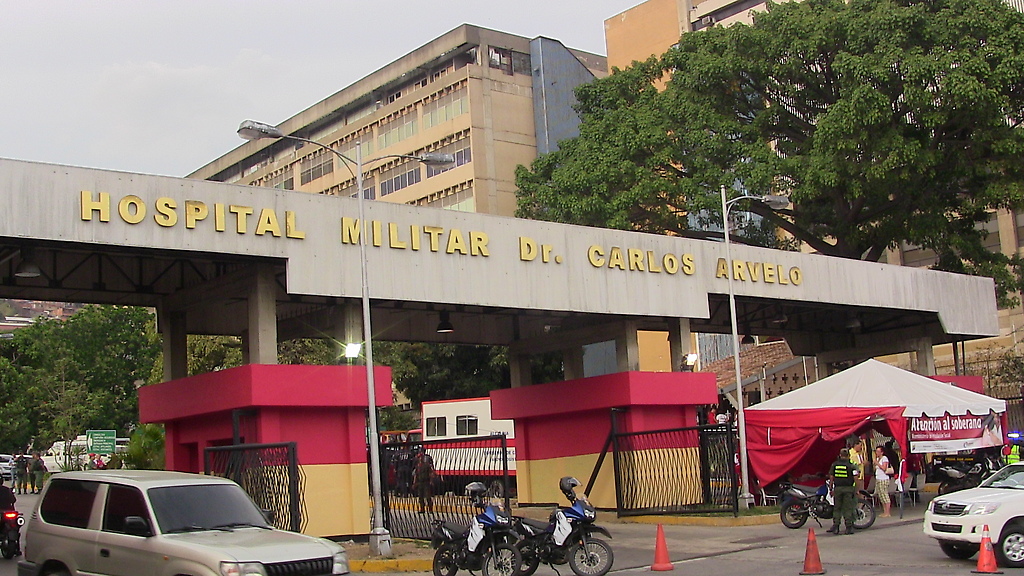 Testimoniando frente al Hospital militar Dr Carlos Arvelo