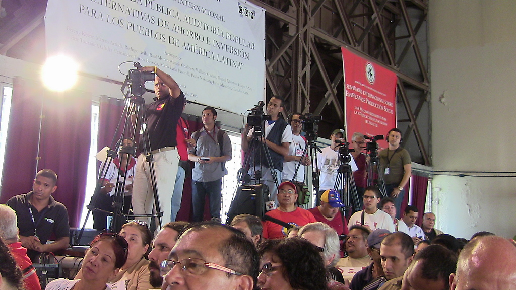 Público y representantes de los medios en el foro El Legado de Chávez