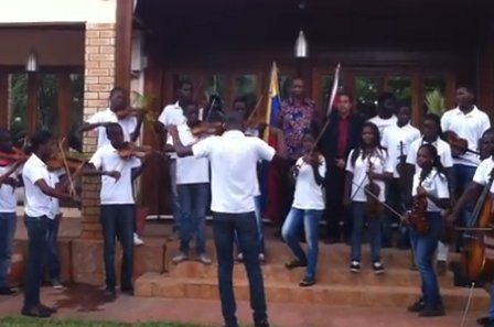 Jóvenes de Angola tocan en tributo a Chávez