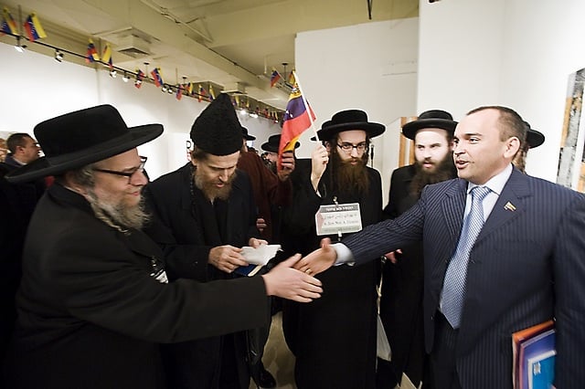 Judíos anti-sionistas saludan al Diputado a la AN Francisco Torrealba durante evento en el Consulado venezolano en Nueva York