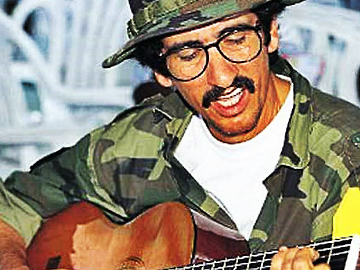 Julián Conrado sigue esperando por su libertad y cantándole a la revolución