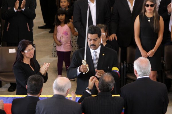 Maduro entrega Espada de Bolívar a la familia del Comandante Chávez